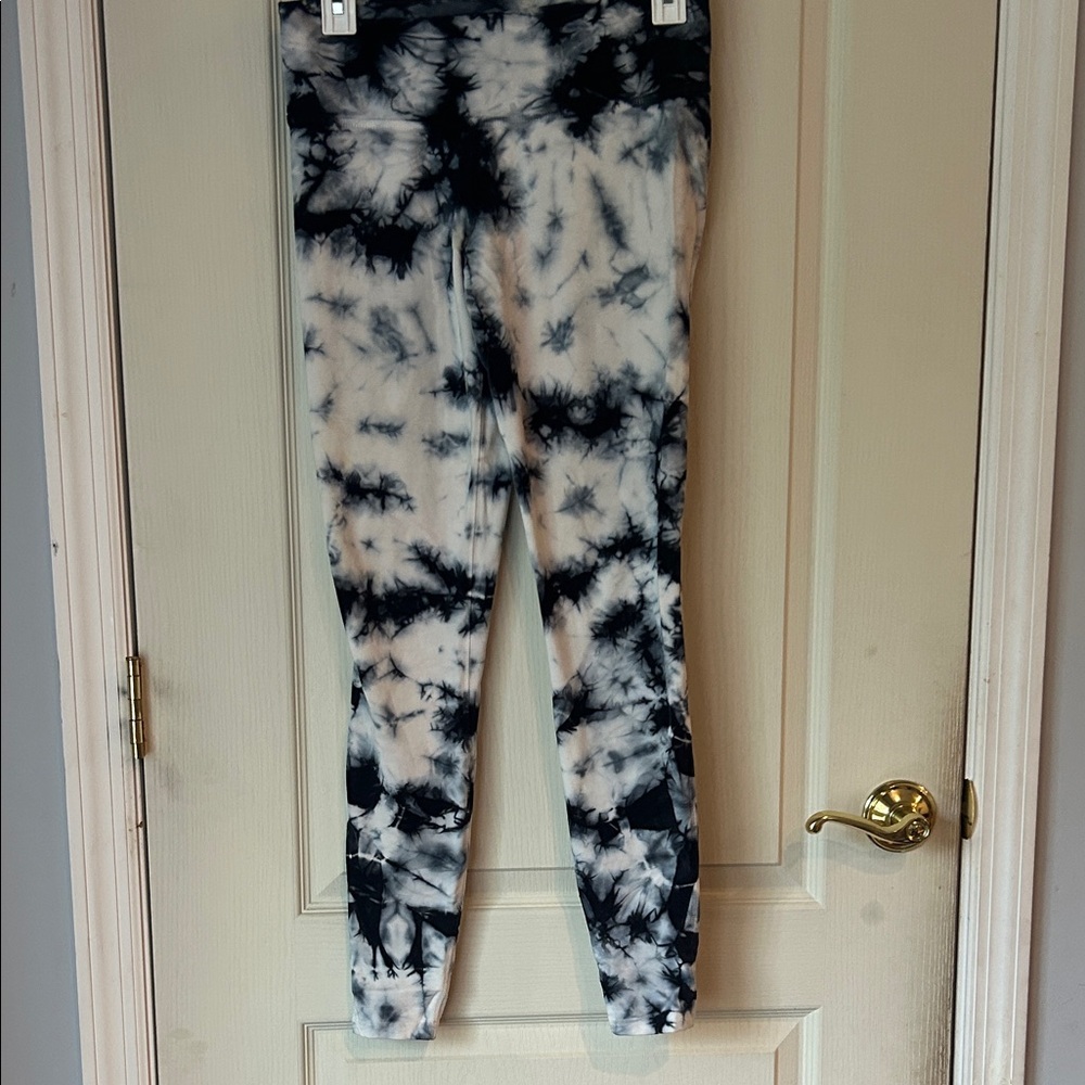 Black and White Women’s NikeTie-Dye Leggings